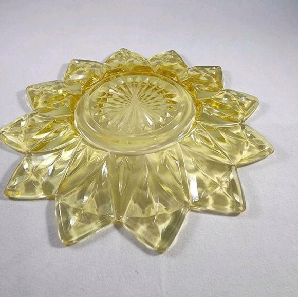 Vintage Federal Clear Amber Glass Petal Sunburst Starburst Appetizer Pla… - Picture 4 of 4
